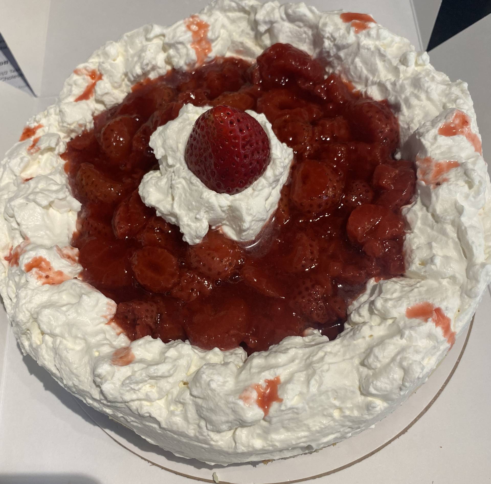 Seasonal cheesecake with strawberries